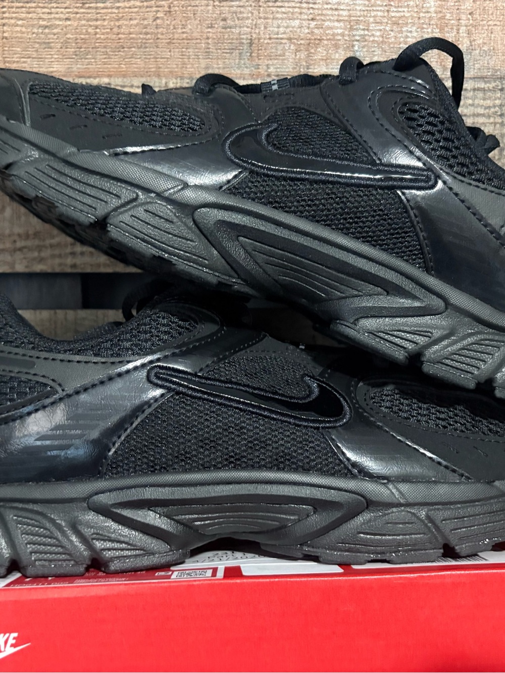 Nike Men's Black Mesh and Synthetic Athletic Runners